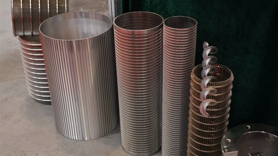 Kompozitni mrežasti filtarski element s bušenom pločom